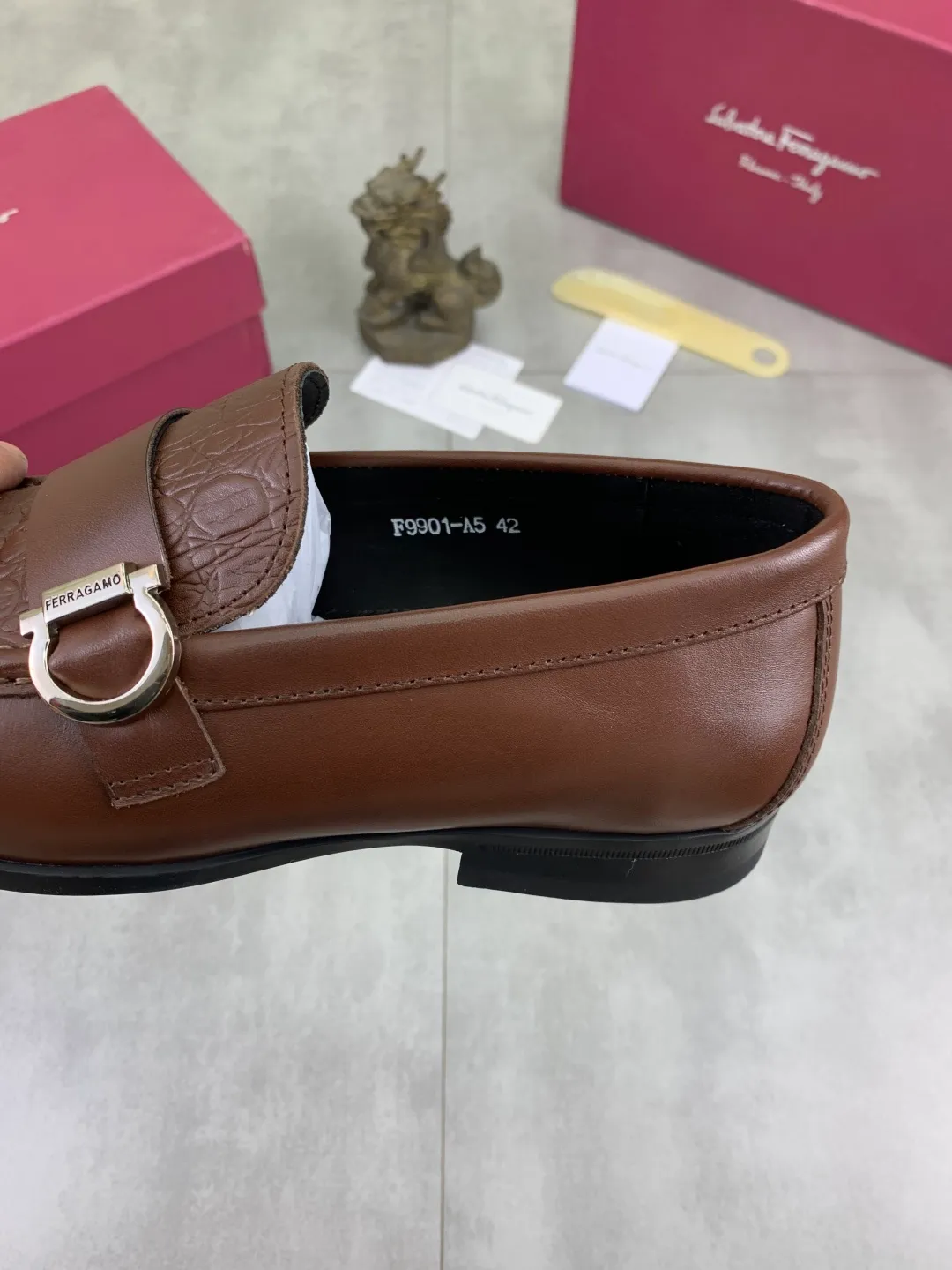 Men's Men's Shoes 💰P460💰[New Style] Water-dyed Niuli 🆘[Salvatore Ferragamo] Ferragamo's latest casual business leather shoes for men! Listed simultaneously! The fabric is made of specially imported original calfskin, and the interior is made of imported water-dyed cowhide. It is absolutely luxurious and leads the fashion trend. Matching code: 38-45; black or brown available